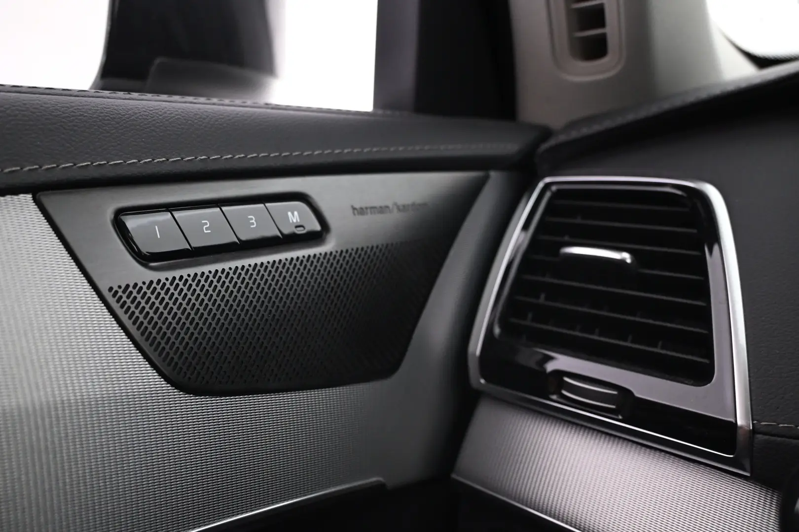 Car Image - 6o8AC9tRXoV5hGoi2MLqc9