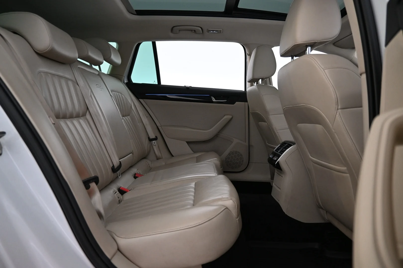 Car Image - 1OH9ZvhYfVXhF1khirKzEz