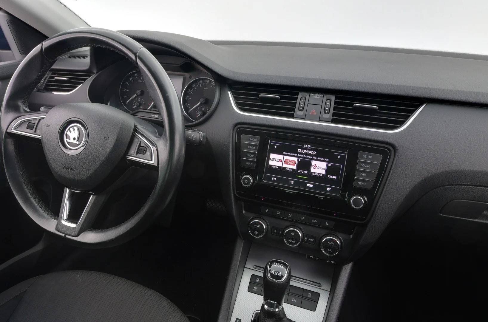 Car Image - 72SFiUHqw3k0LLy9IqUhzn