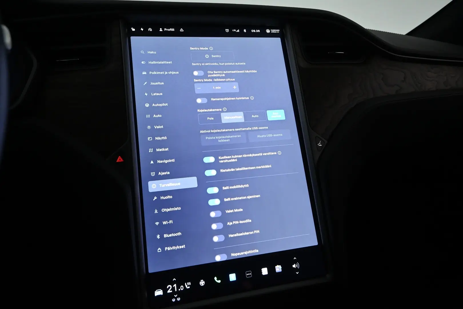 Car Image - F6kS5F6dpENu6hrT5CmWn