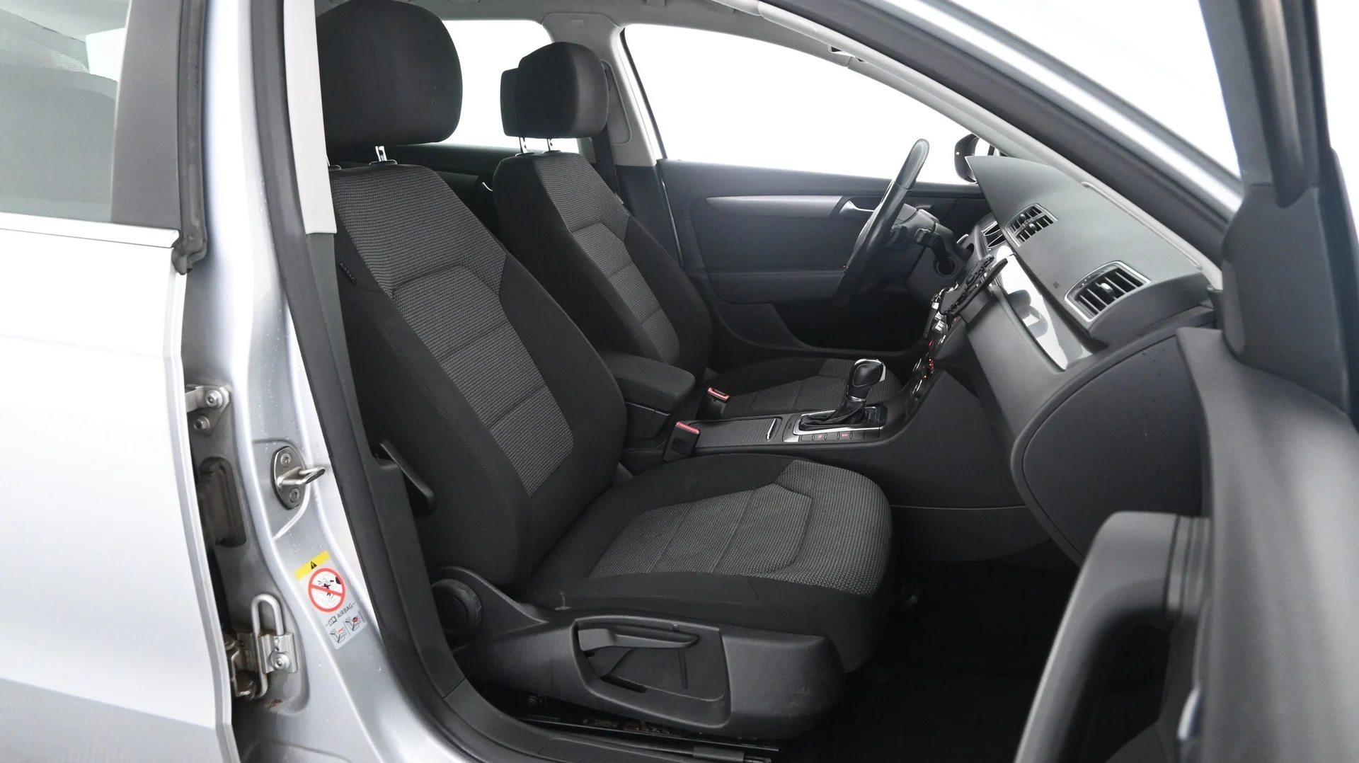 Car Image - 38GROhHzXZXUpXnC1DGRKk