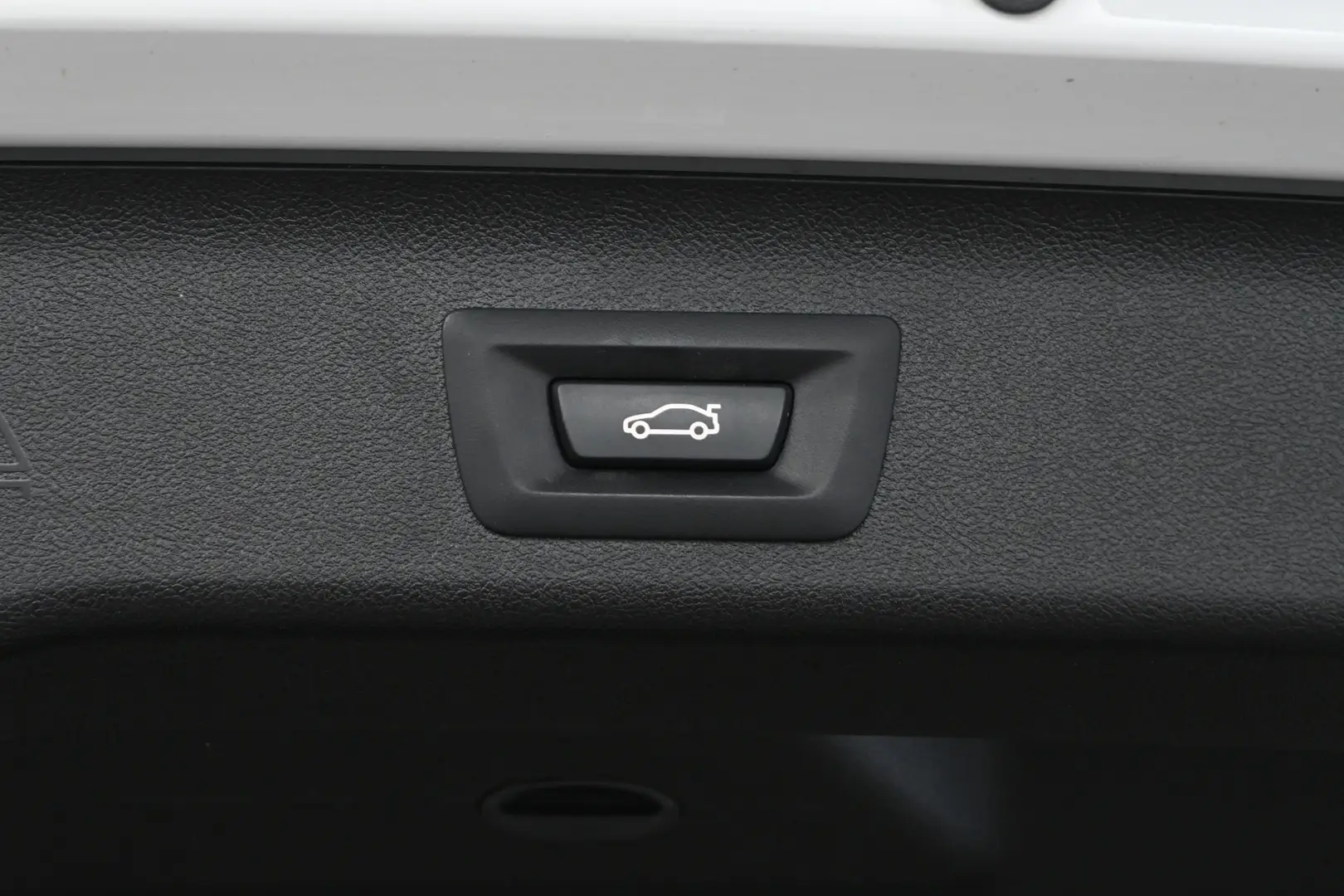 Car Image - 9RPNEC32VBFpnnaS7VdfA