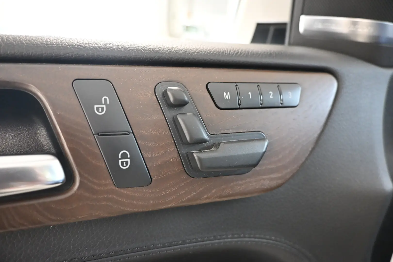 Car Image - 2H32mxr6qkgfHvuxbibUSz