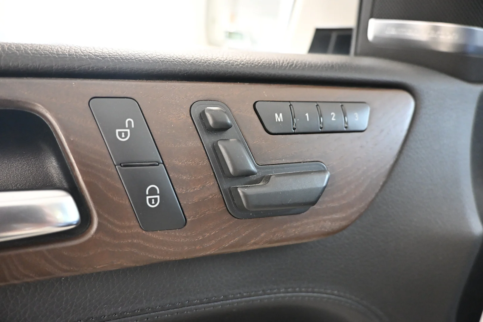 Car Image - 2H32mxr6qkgfHvuxbibUSz