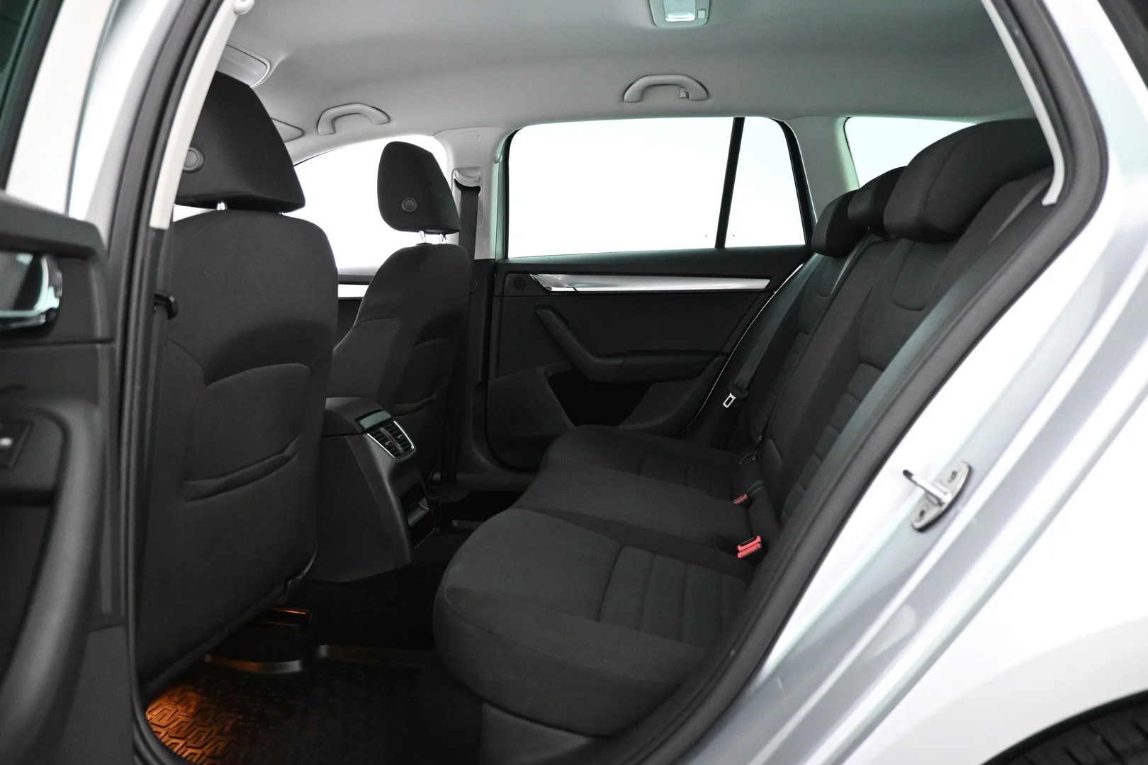 Car Image - 2O465bzTesB4YhpZYDkYqI