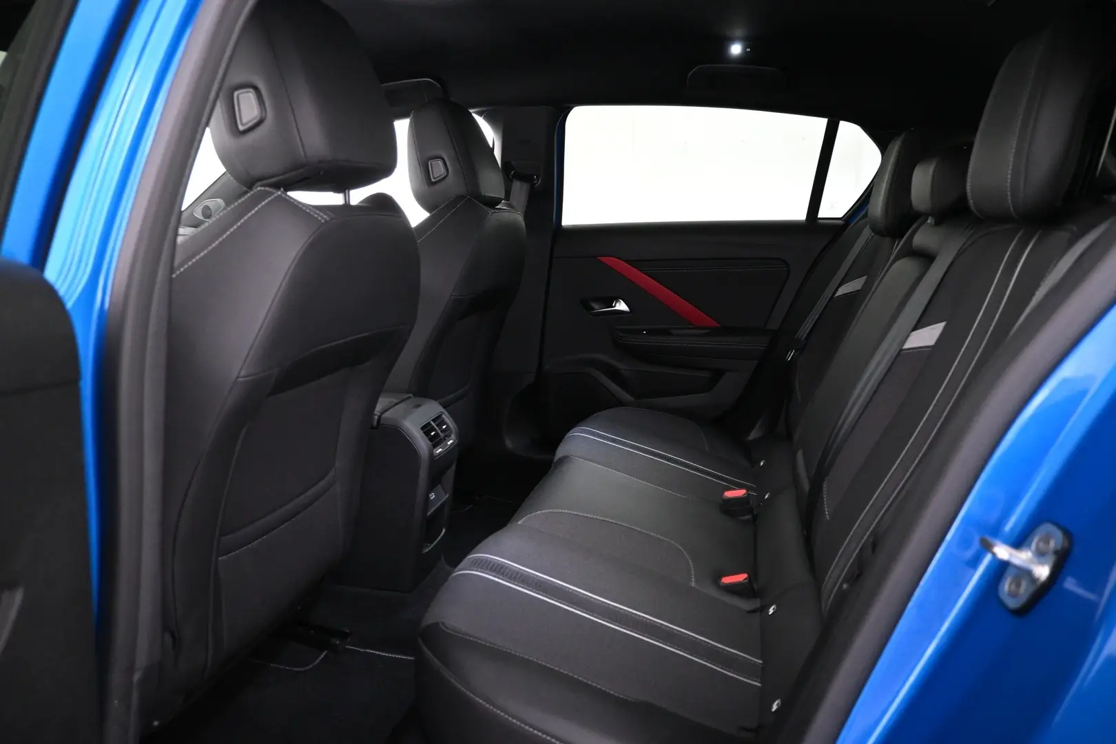 Car Image - oAJ9qpySy96LXucEzympd