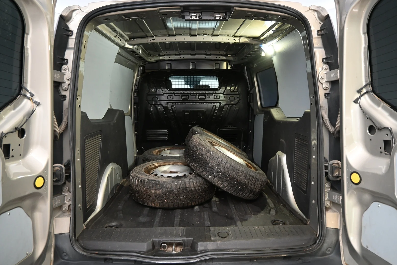 Car Image - 7gGpzzcXZxNc8EHFKYLPV1