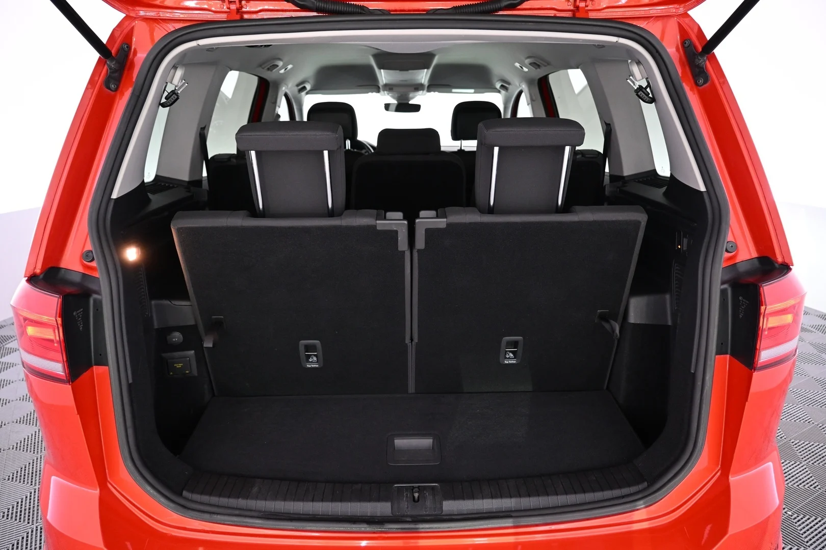 Car Image - F5poQUSEswpSnPRXb5A0i
