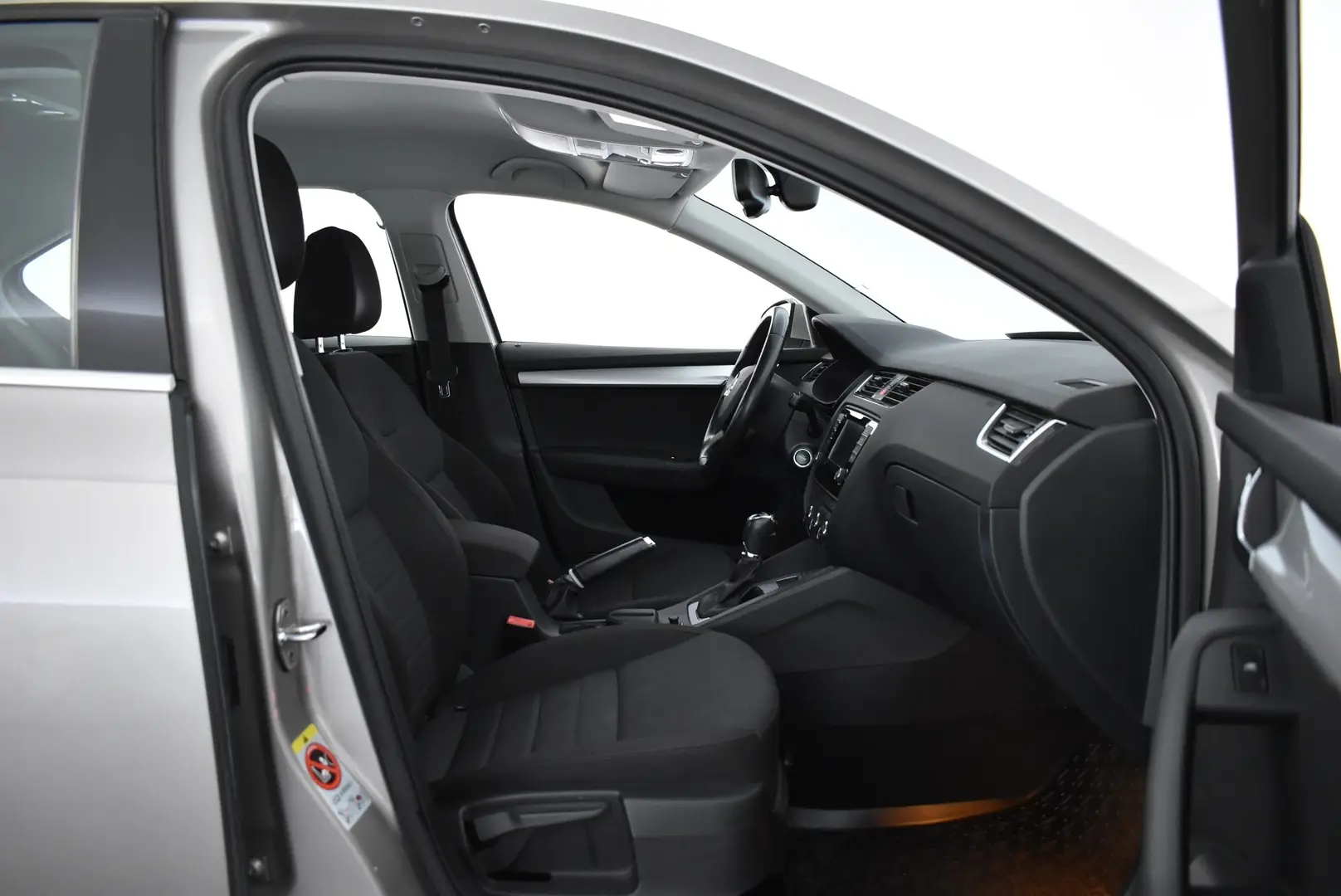 Car Image - 6onBqsp9EOSl7HUlkKAMA6