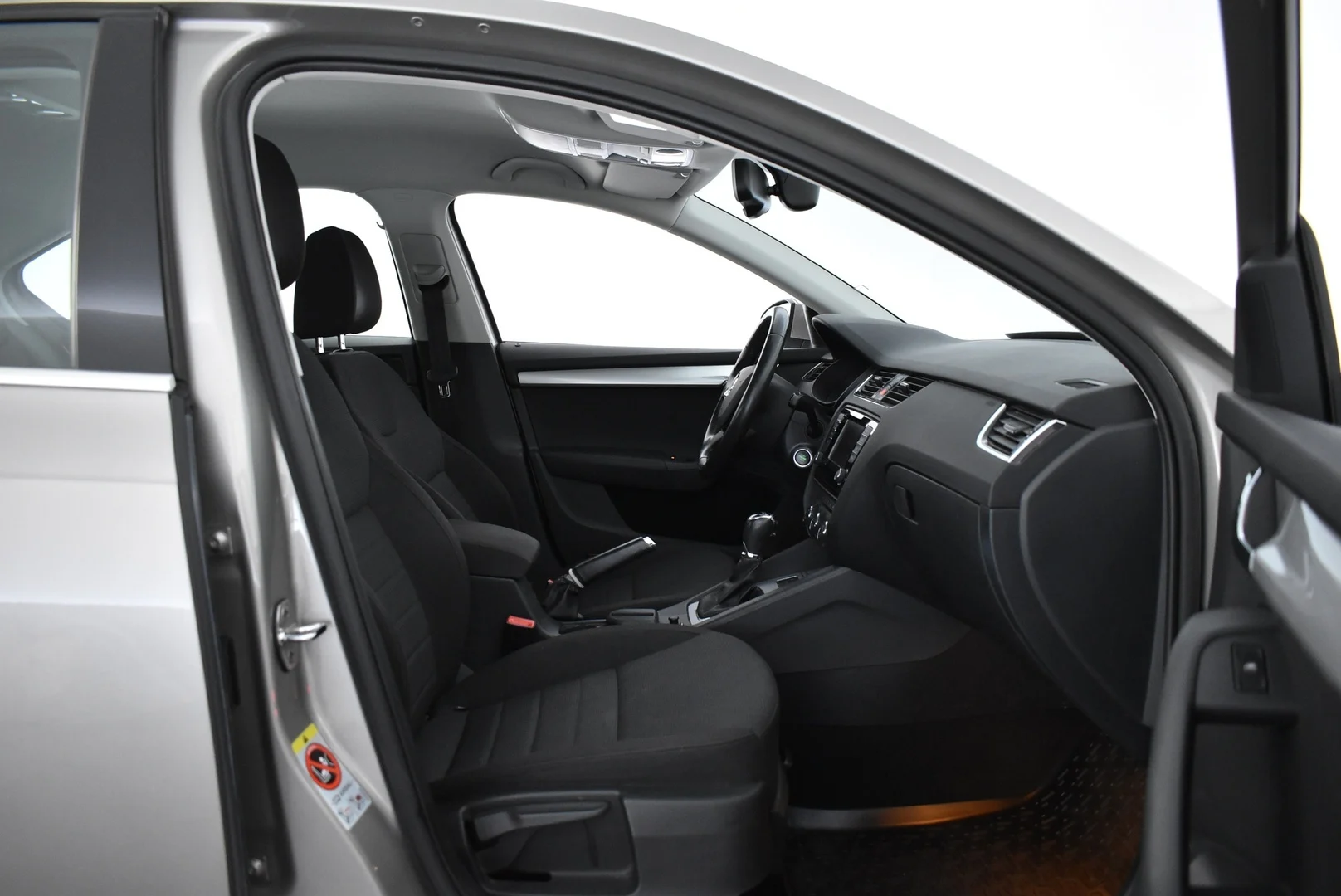 Car Image - 6onBqsp9EOSl7HUlkKAMA6