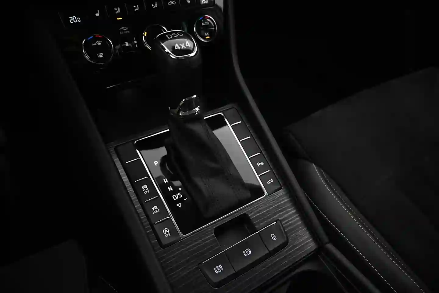Car Image - 1hTWXRO9i0JH1CttTJJFt3