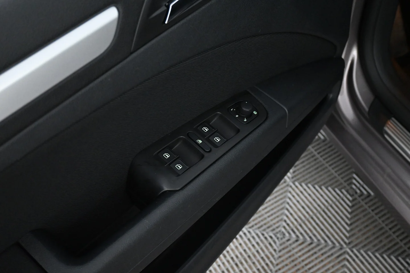 Car Image - 10D70mLS8qKi1WaRy1aI5M