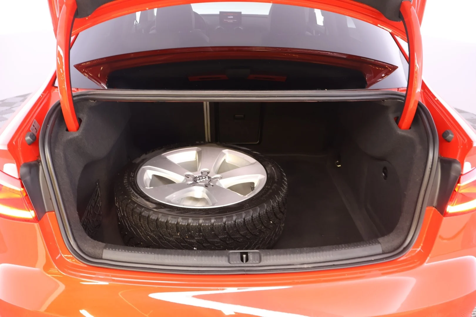 Car Image - 6xAT6YSsEc29Y8U9NRMmv9
