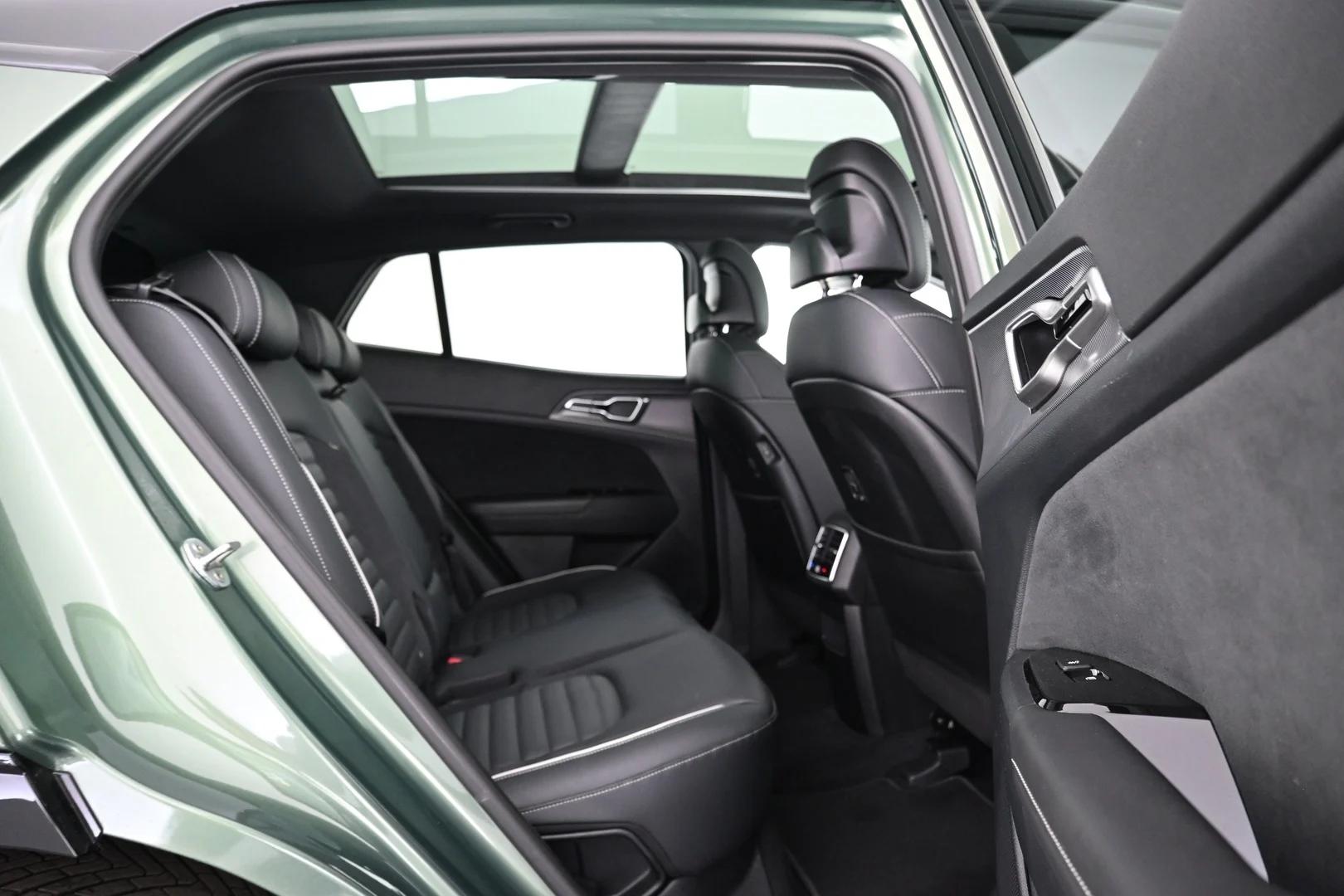 Car Image - 1bntEeaDl5xSw17Z2jUWD4