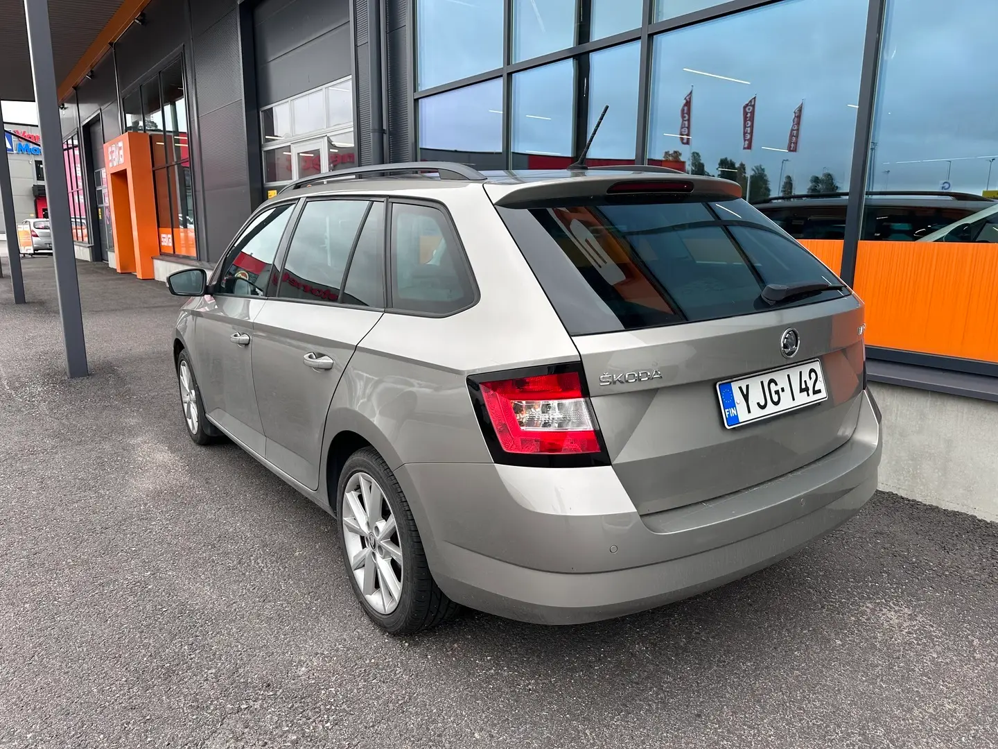 Car Image - 5NTSQ7f3my4pIiolgHroVu