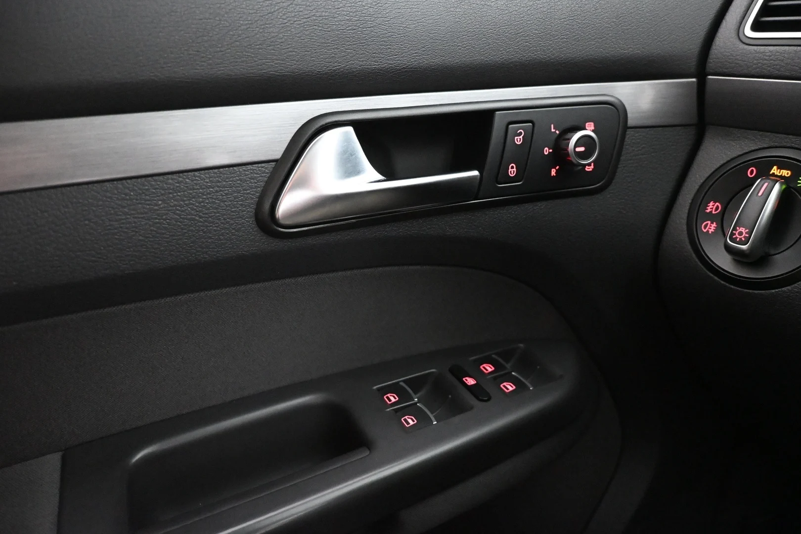 Car Image - 3IVJxxnVImVaTliDIR8Ewf