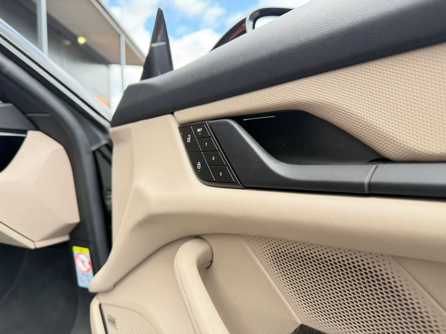 Car Image - BnGla9znFvewAZFFSoJXd