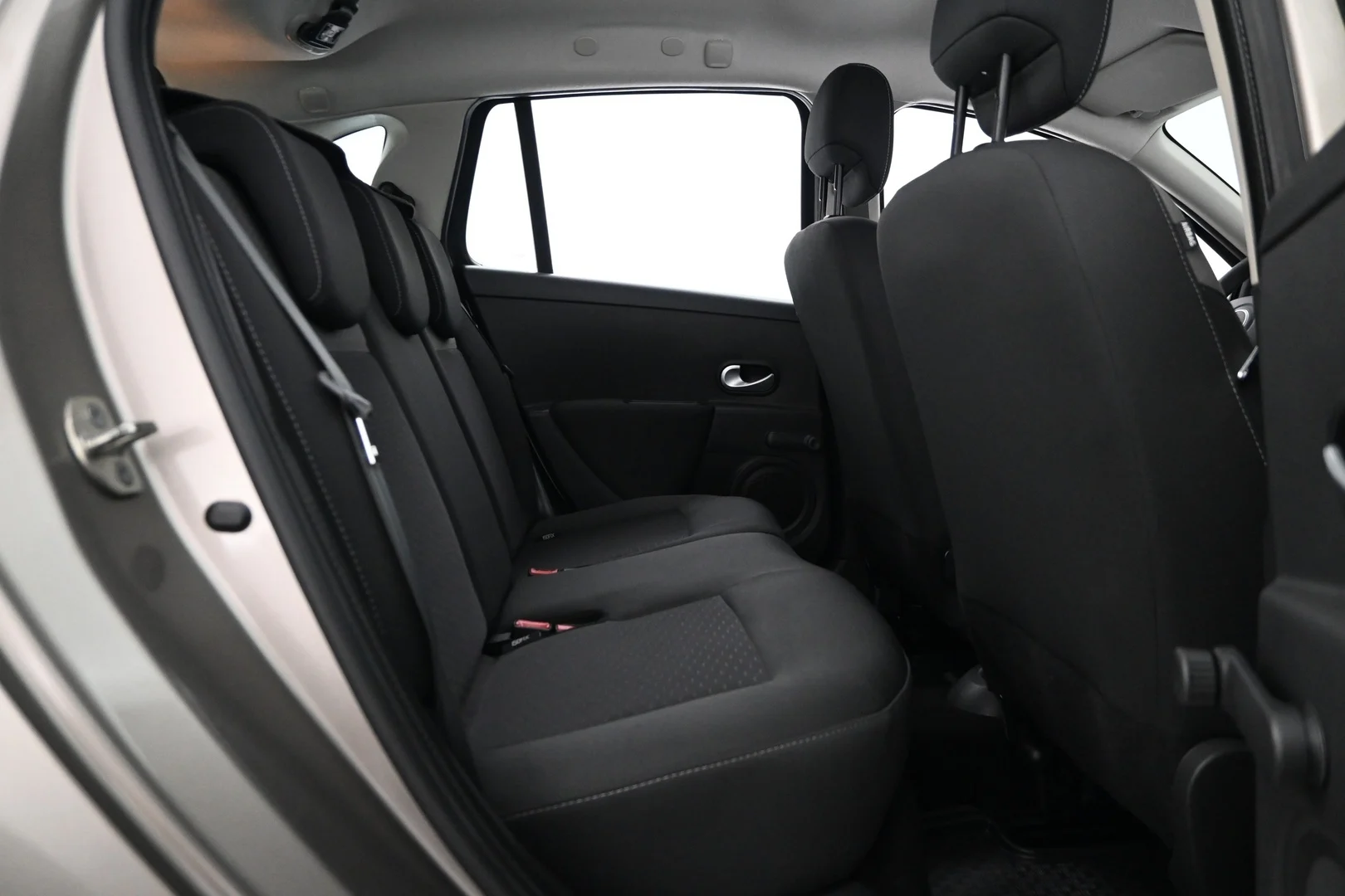 Car Image - 1mziNovOajxoAXFK8Sz7Xe
