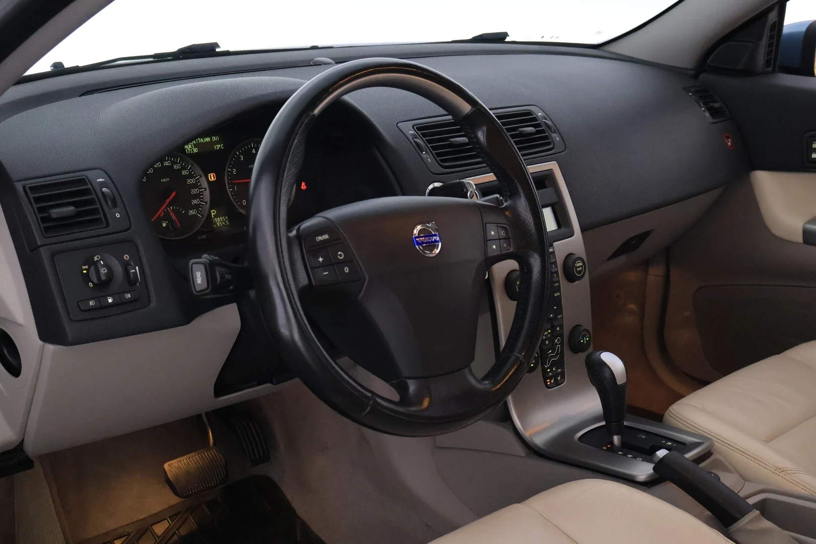 Car Image - UaGEhQ3uaM0jTbRhk9njT