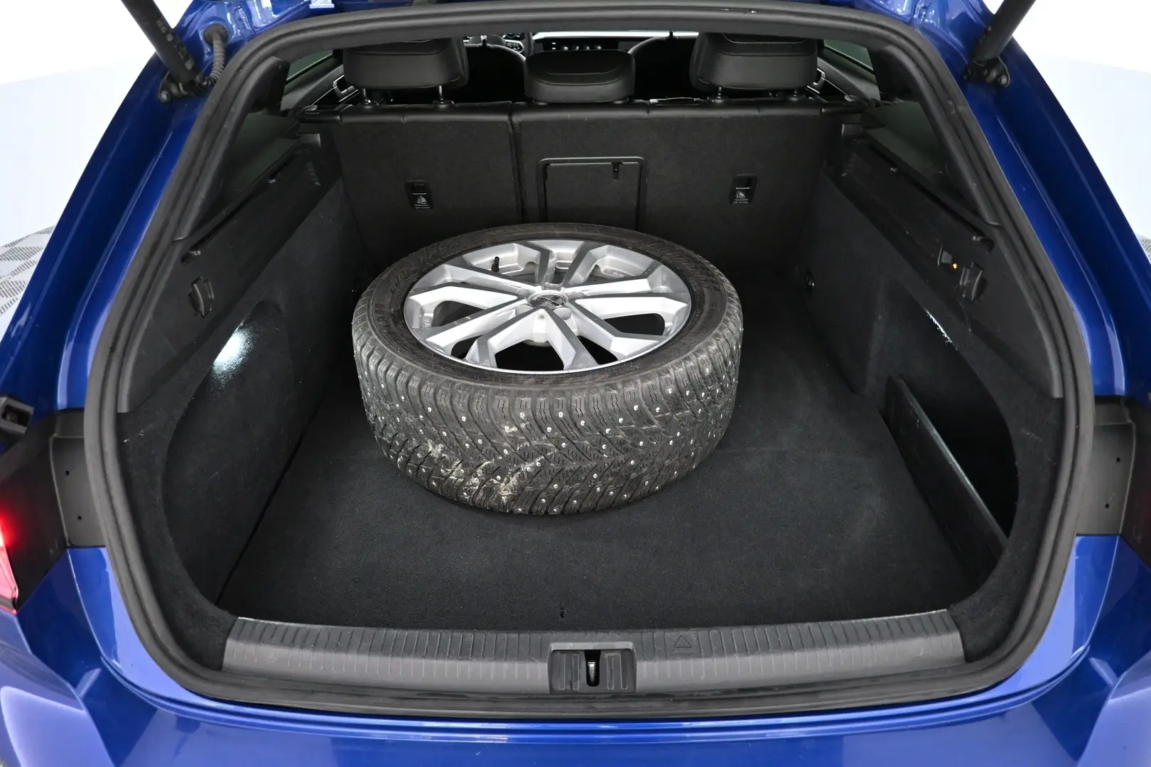 Car Image - 2rgKRgHcE9MeLXeq8mI63L