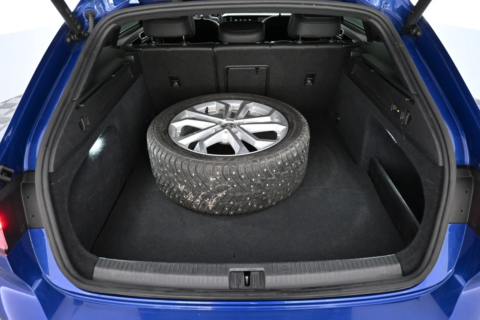 Car Image - 2rgKRgHcE9MeLXeq8mI63L