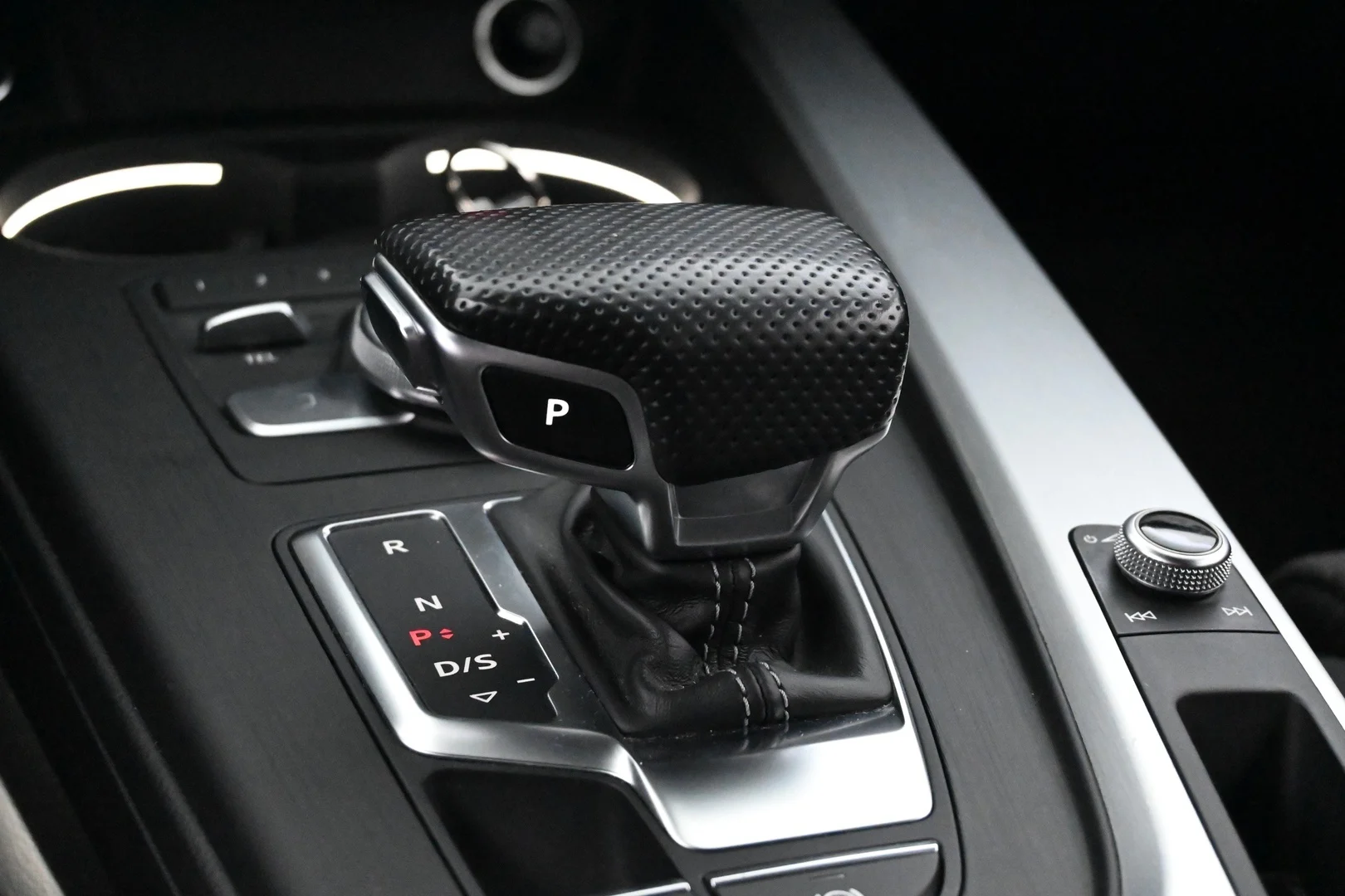 Car Image - GvgKoGZDOpqJlsBxwUZDl