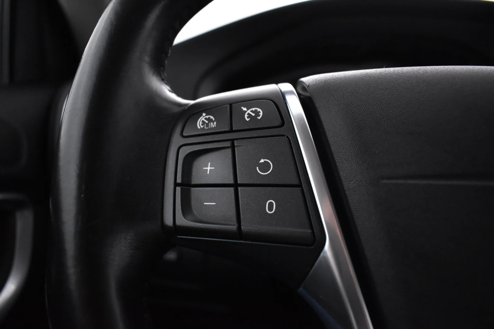 Car Image - cLFuiT1fYZs2dqsgCaLNG