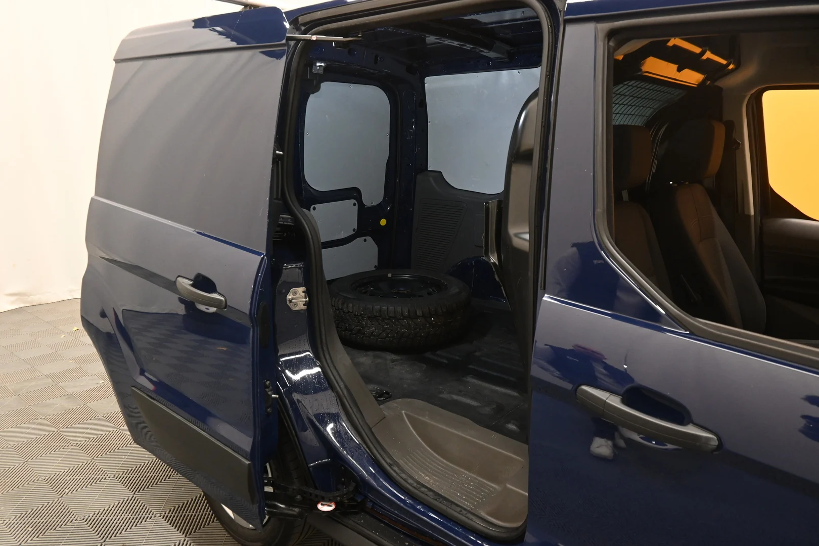 Car Image - 6PvnUNfe8eeQLiTx6JVkYm