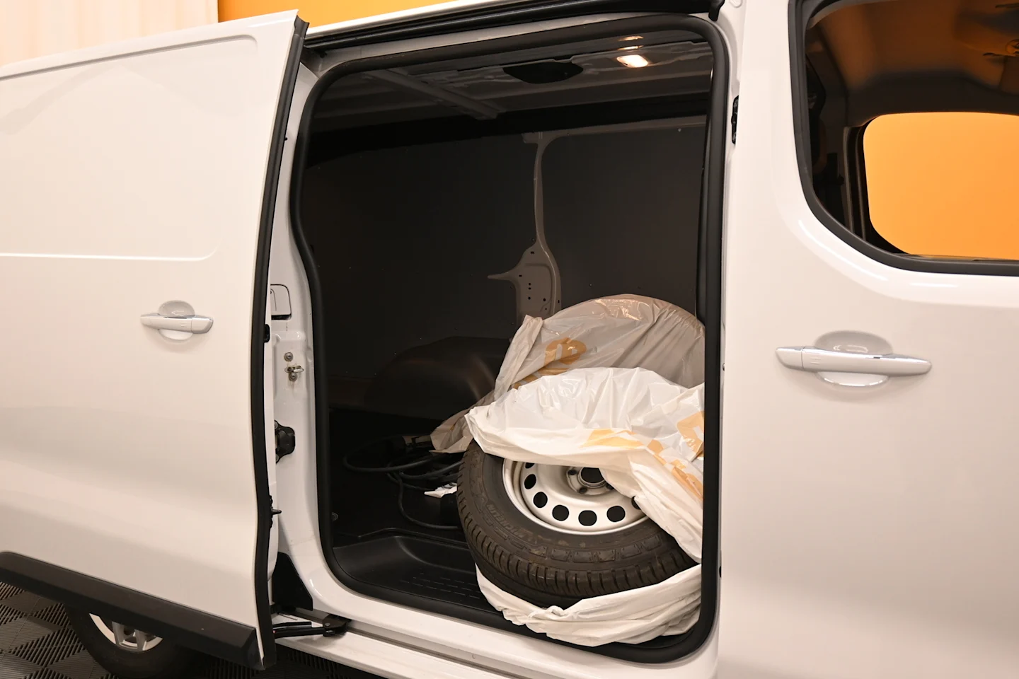 Car Image - 7VWu49Ki36NydwF6YclfS