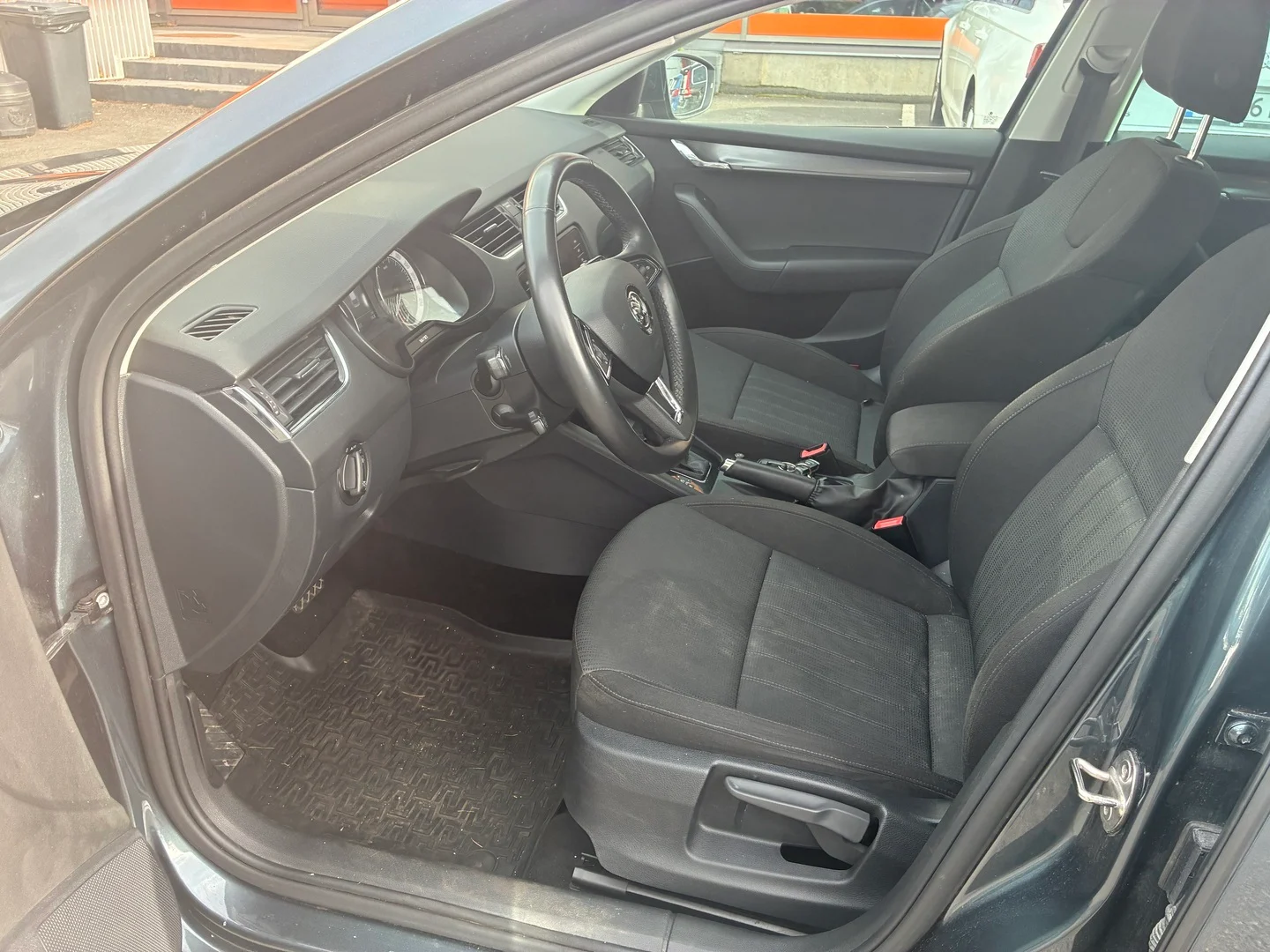 Car Image - B5zI5KecmQypzbQFRITum