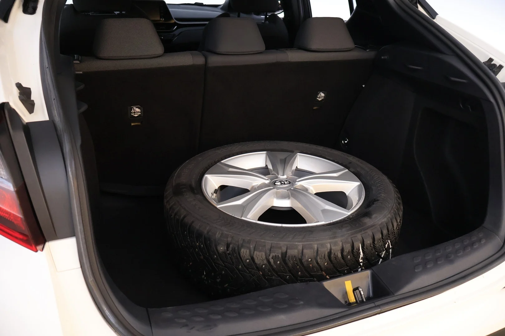 Car Image - 2G7Y7ppFxIftTBvfNrlxjs