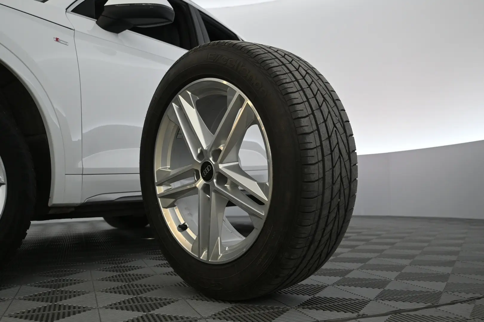 Car Image - 27QmQ9zfGBD6VHxK5mPBhl