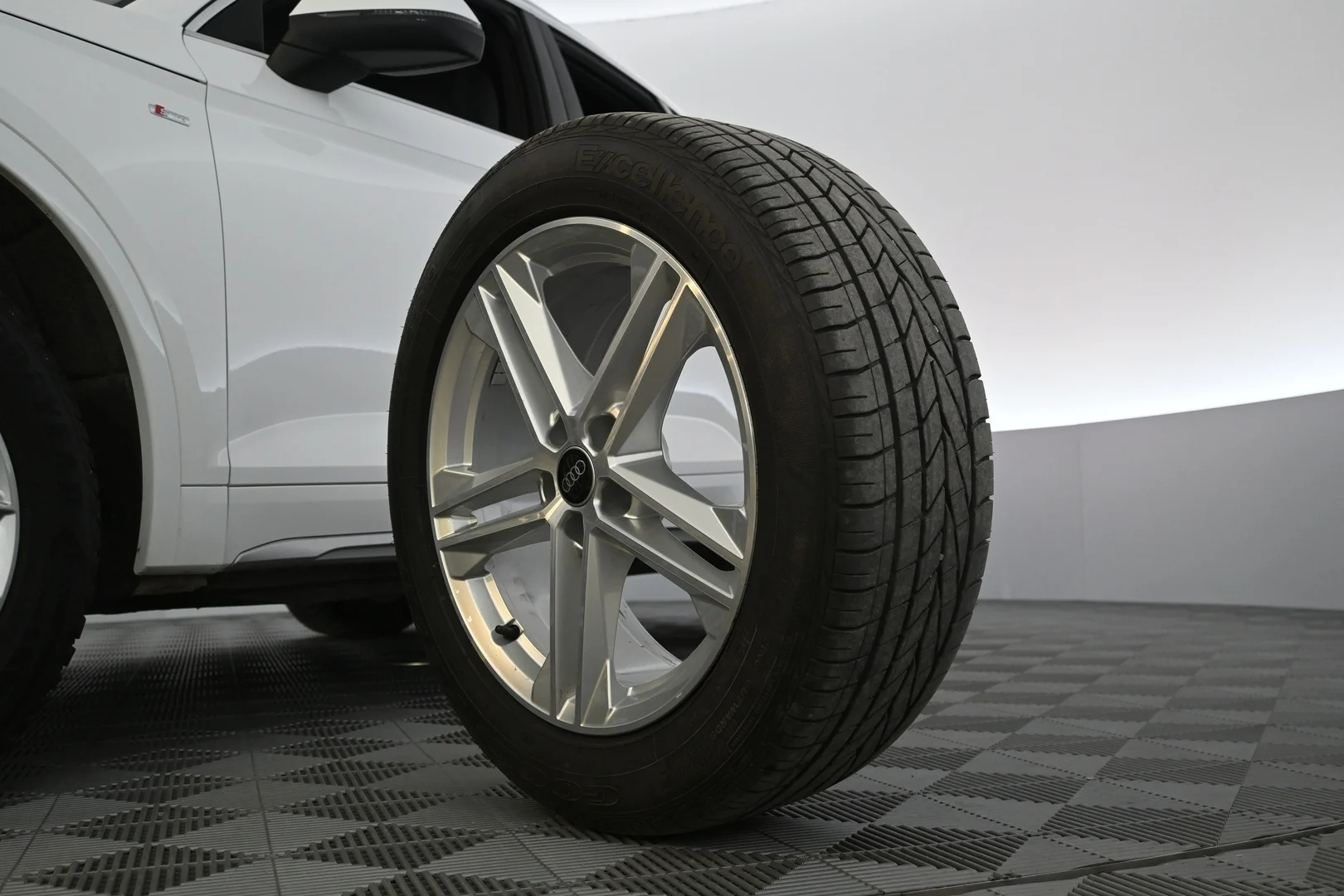Car Image - 27QmQ9zfGBD6VHxK5mPBhl