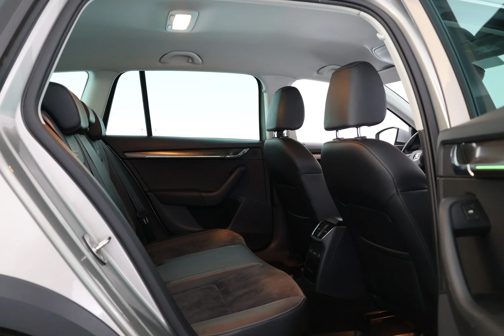 Car Image - J7rcaXnQawWLJkYEC69pM