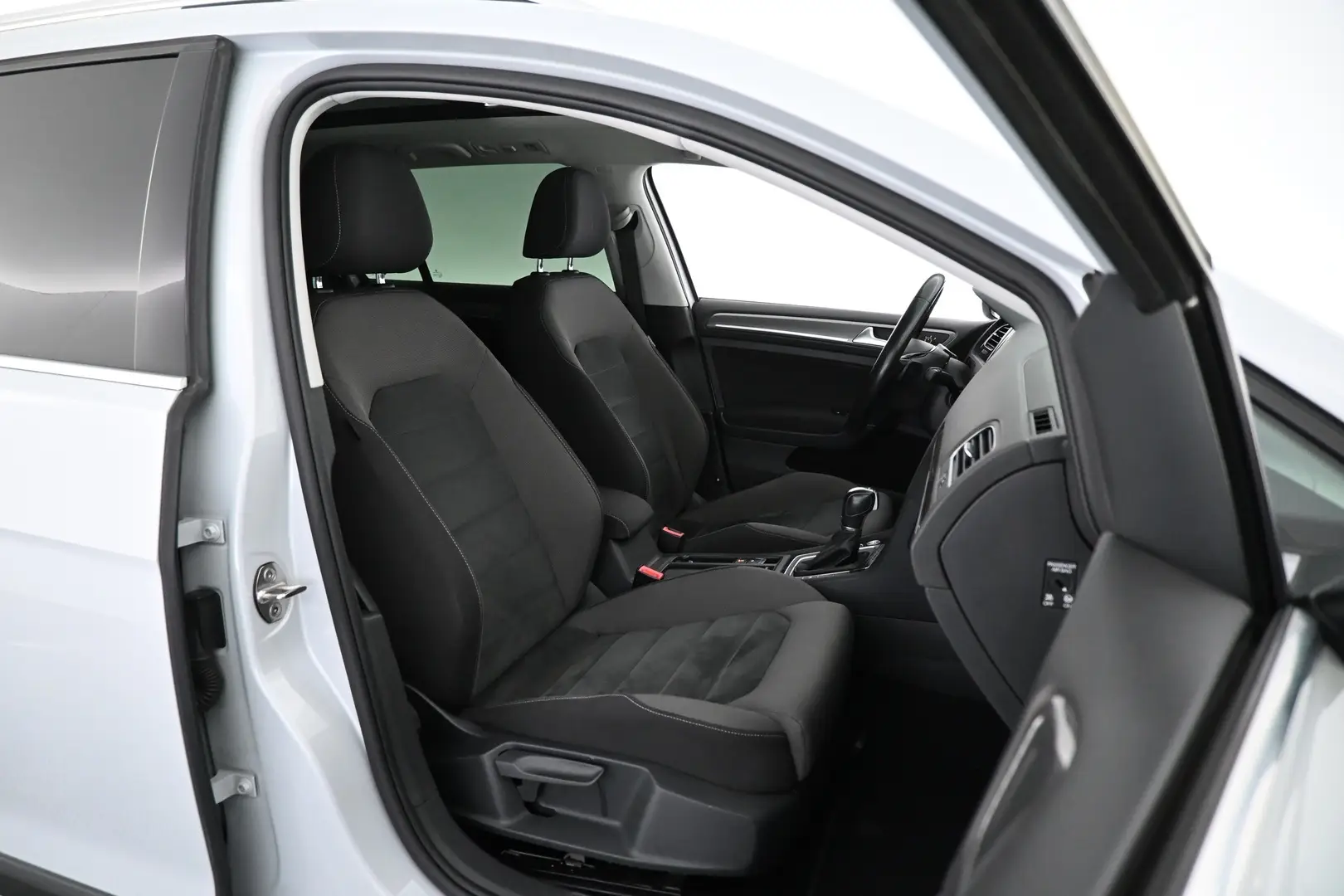 Car Image - 2Ci1aFuzDrb0JZcwJqEgKF