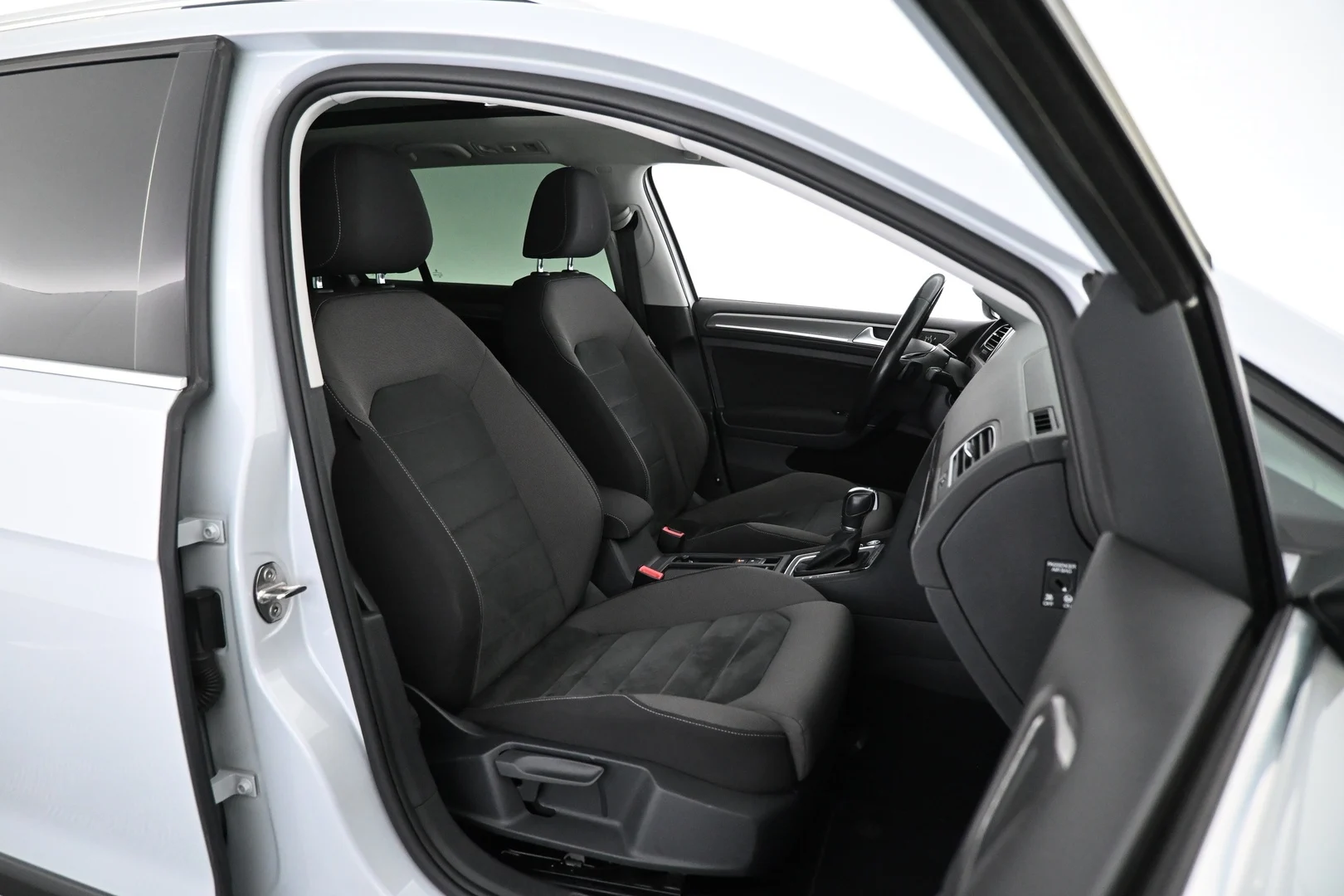 Car Image - 2Ci1aFuzDrb0JZcwJqEgKF