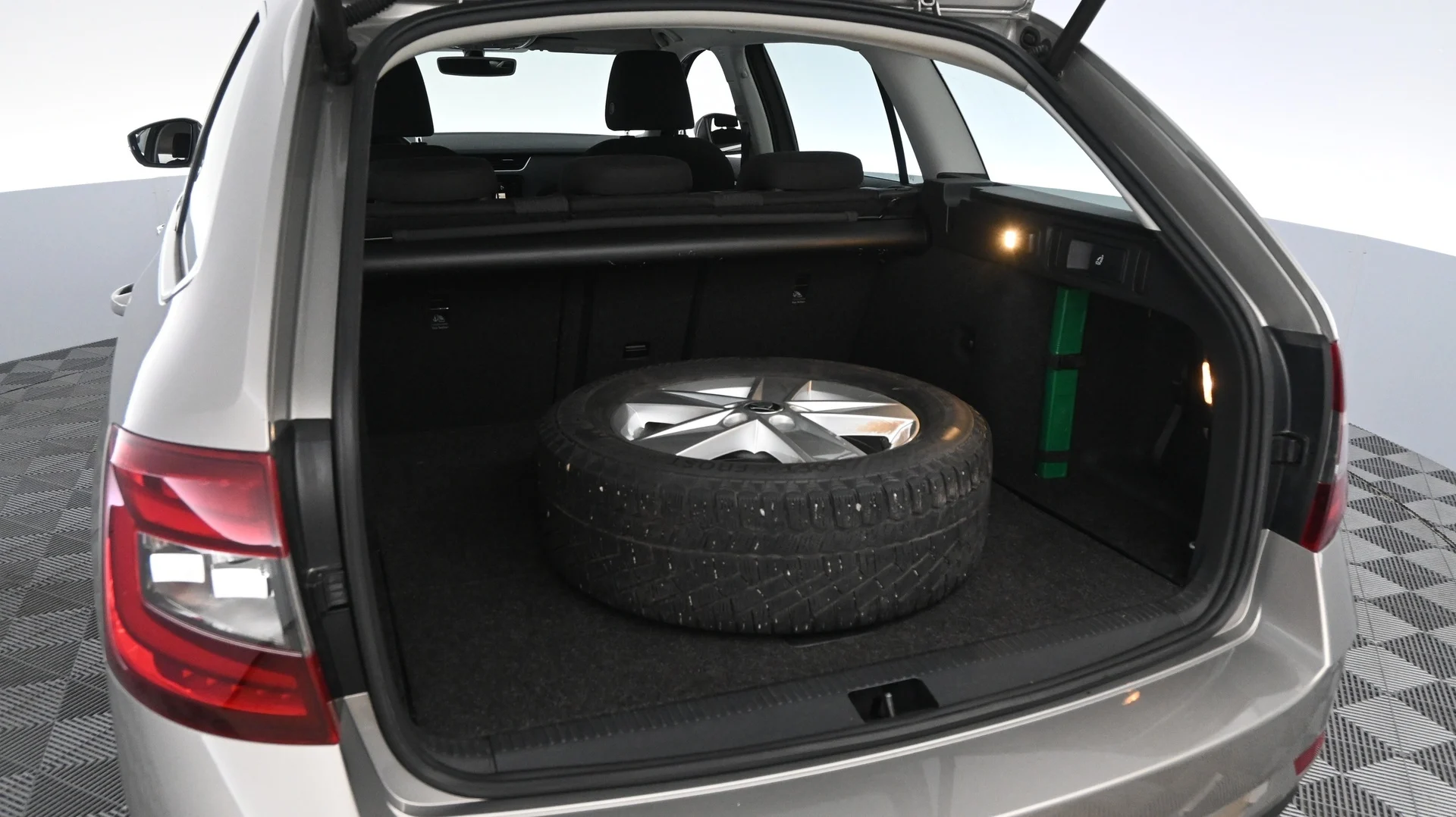 Car Image - 7mJWKFy4sFZvLzBu7ZizQE