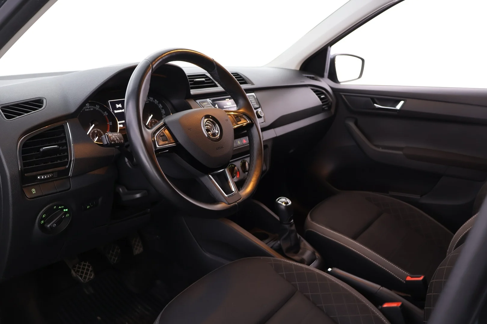 Car Image - 3AbKfPwDA0MqiV5Ytpv6bI