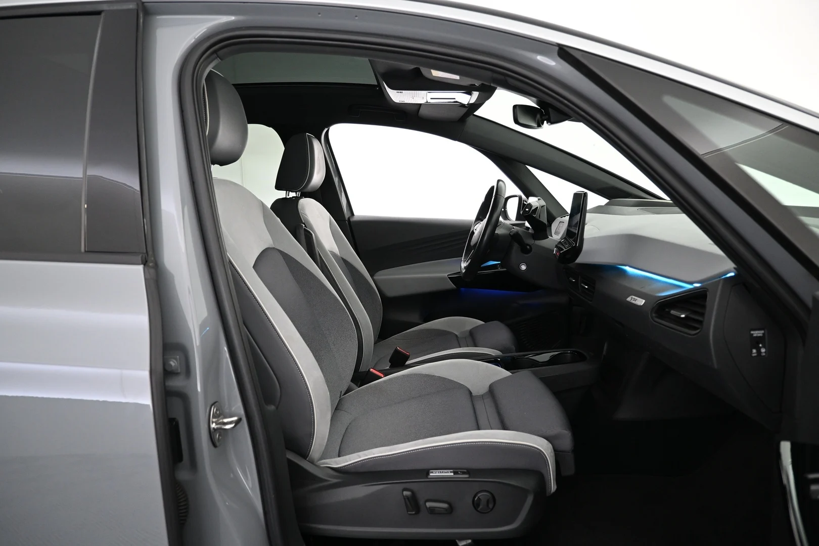 Car Image - 215oLSw6YMJi9qxGmAItBa