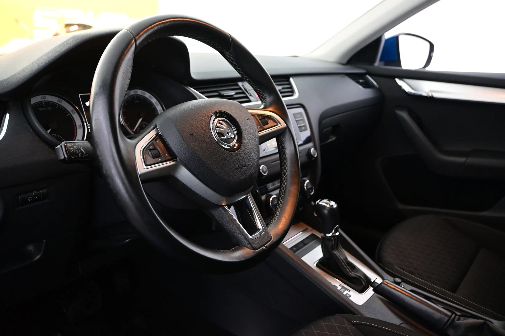 Car Image - 3AIwinkd2WthoxVbPFdHwe