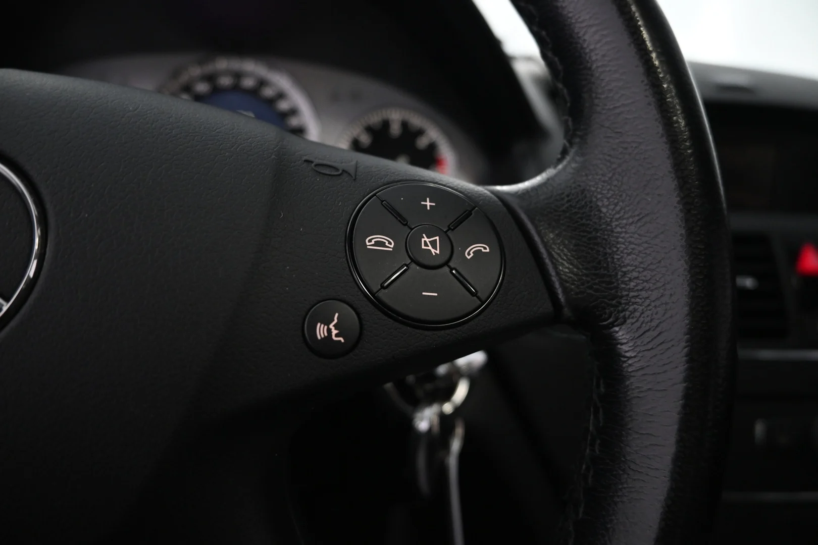 Car Image - 4xt4G8D4XuUn4updLh7IFI