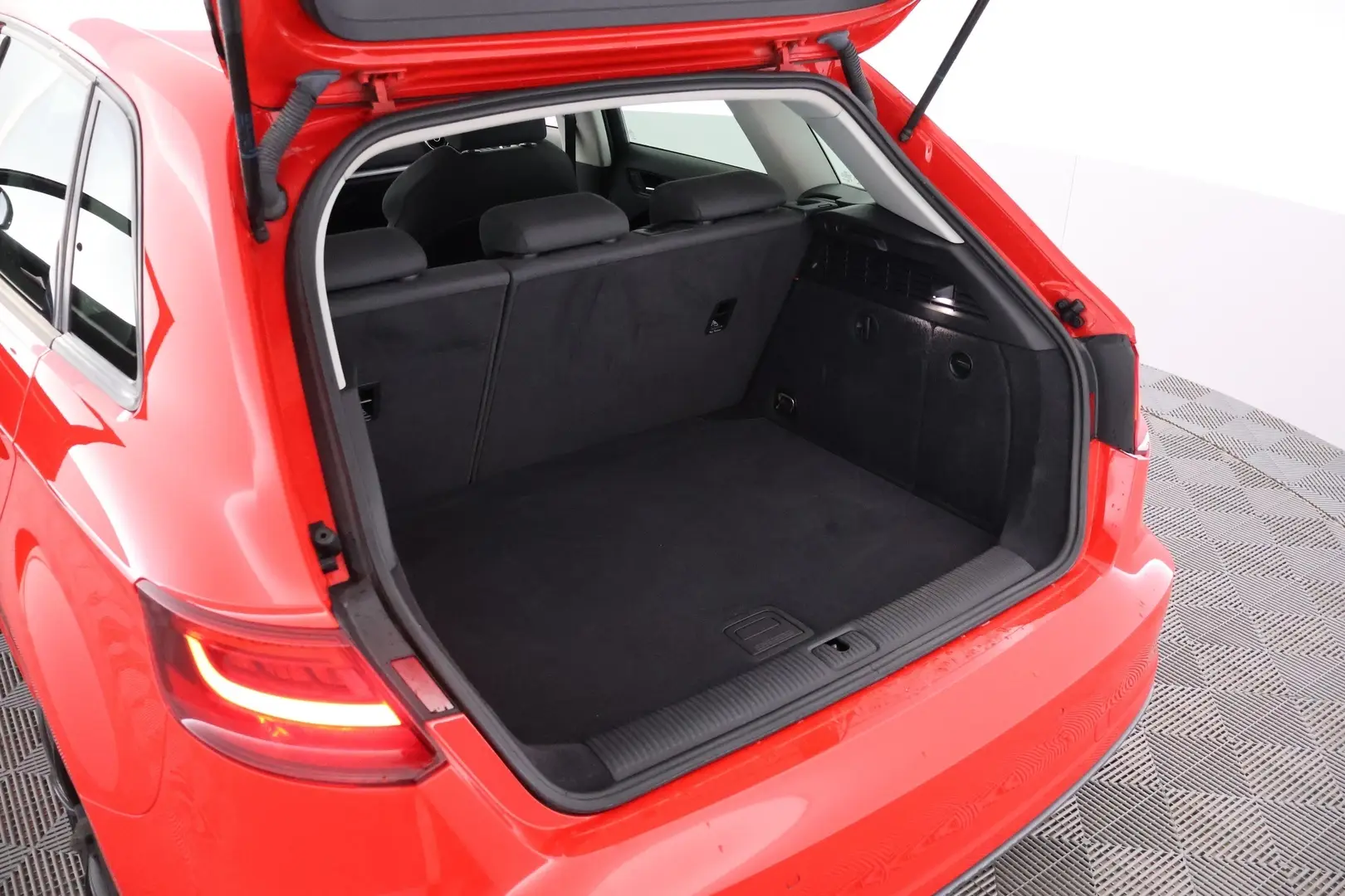 Car Image - W2nxGH5pTogrAjWDQwX2O