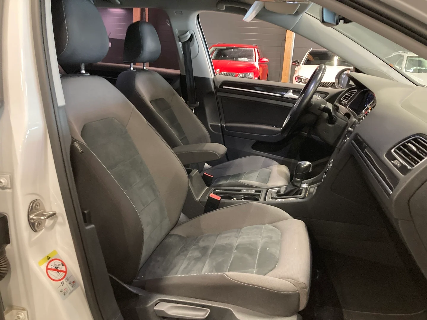 Car Image - 2FVXMz96gCFfBzJ64zvOP7