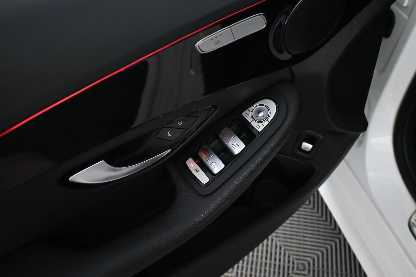 Car Image - 29F2Ml1JerppW0YM3TFuTQ