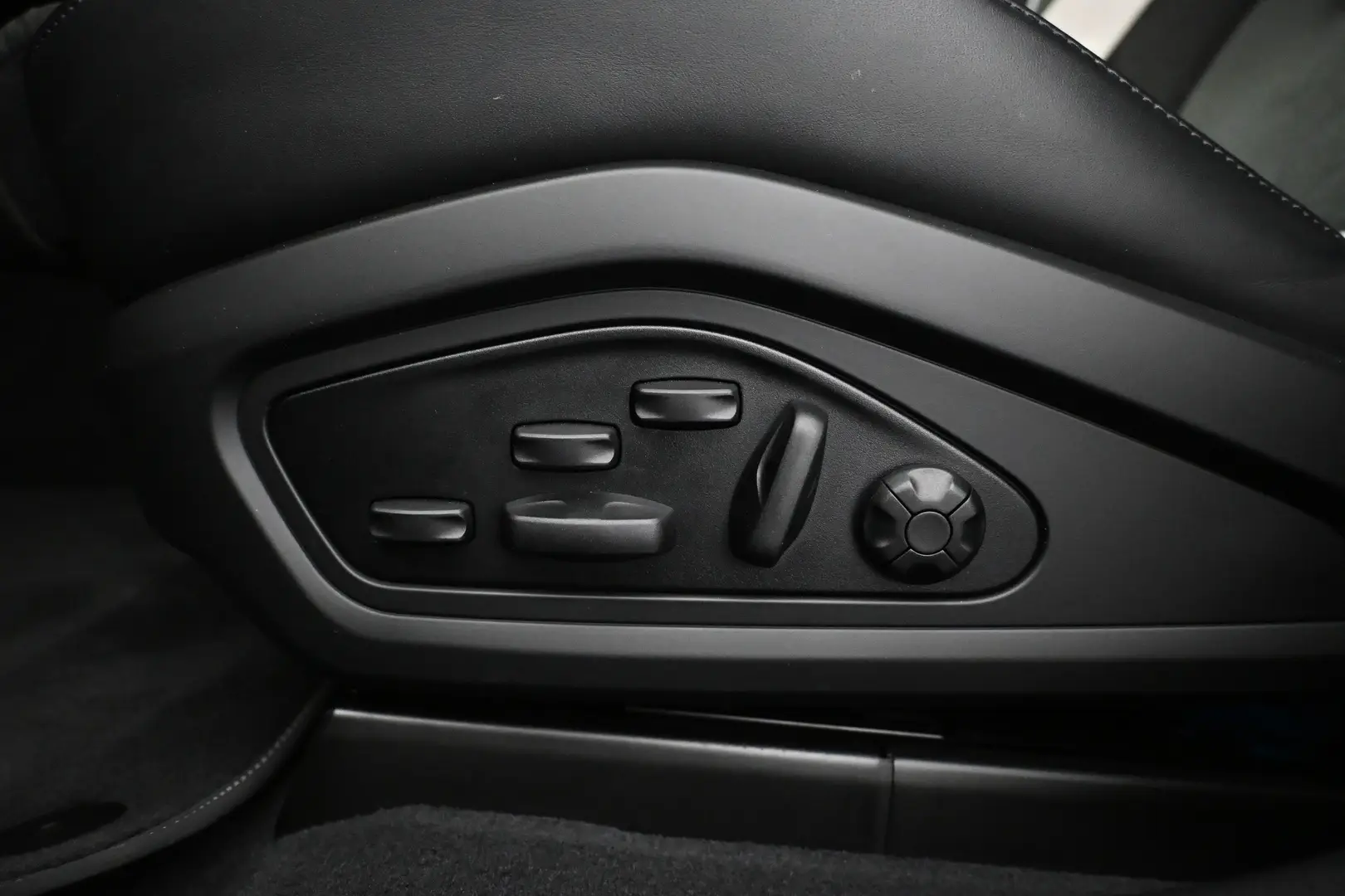 Car Image - 4W69zsXRGKb0MIkKd8bYUN