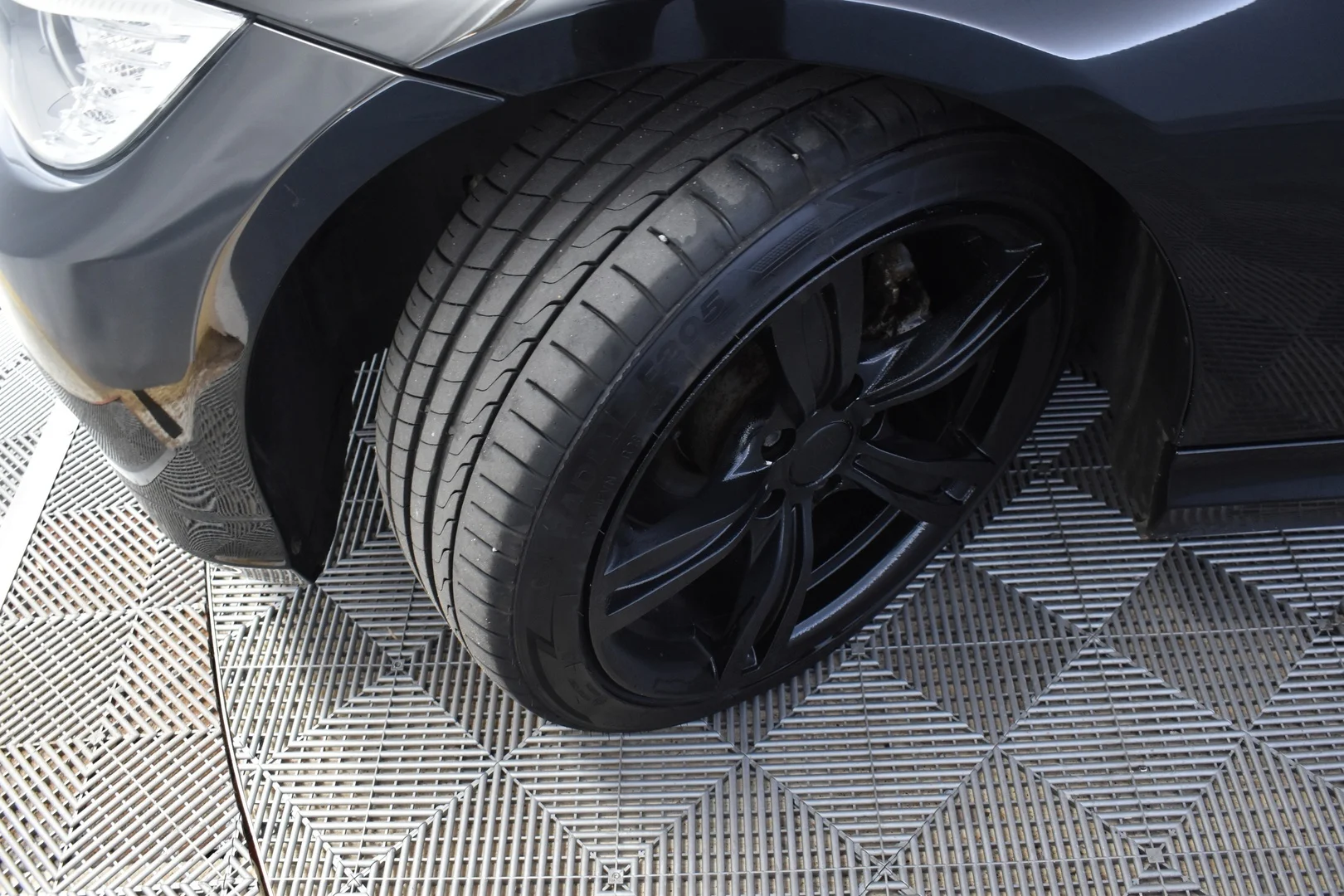 Car Image - rtUbc43oHzxWLUisiyfwW