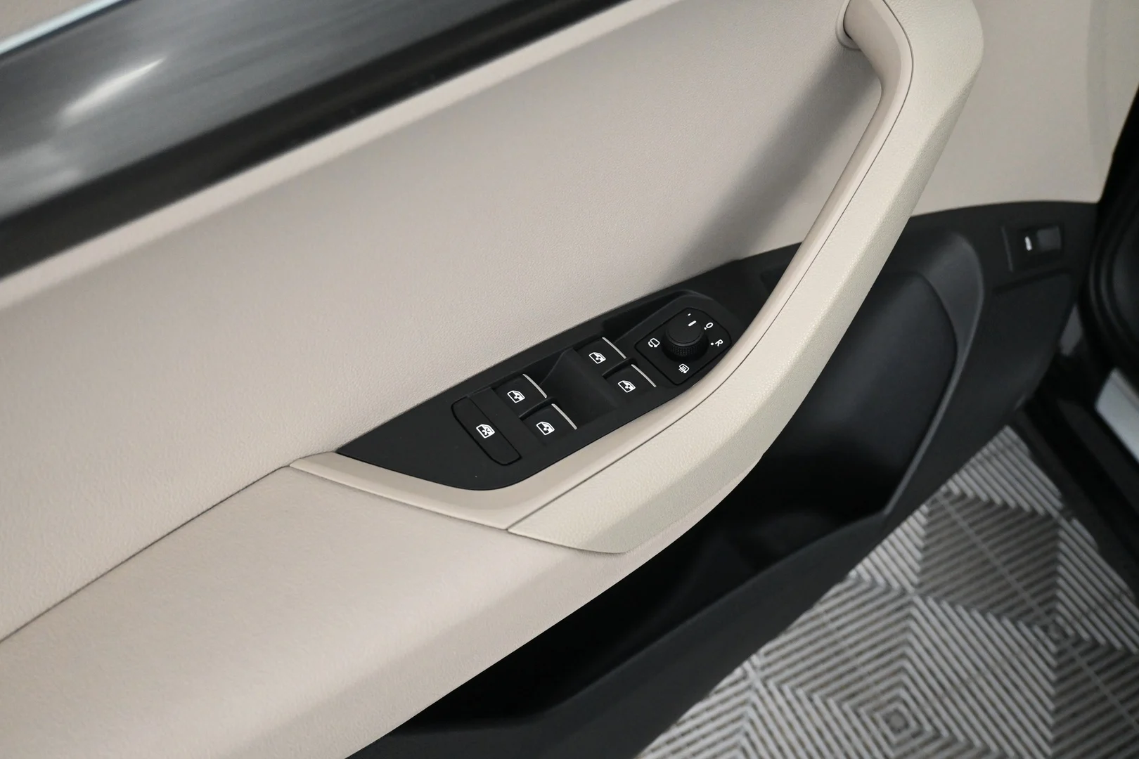 Car Image - 6mg8hPPqB5BCmJrFR42TpT