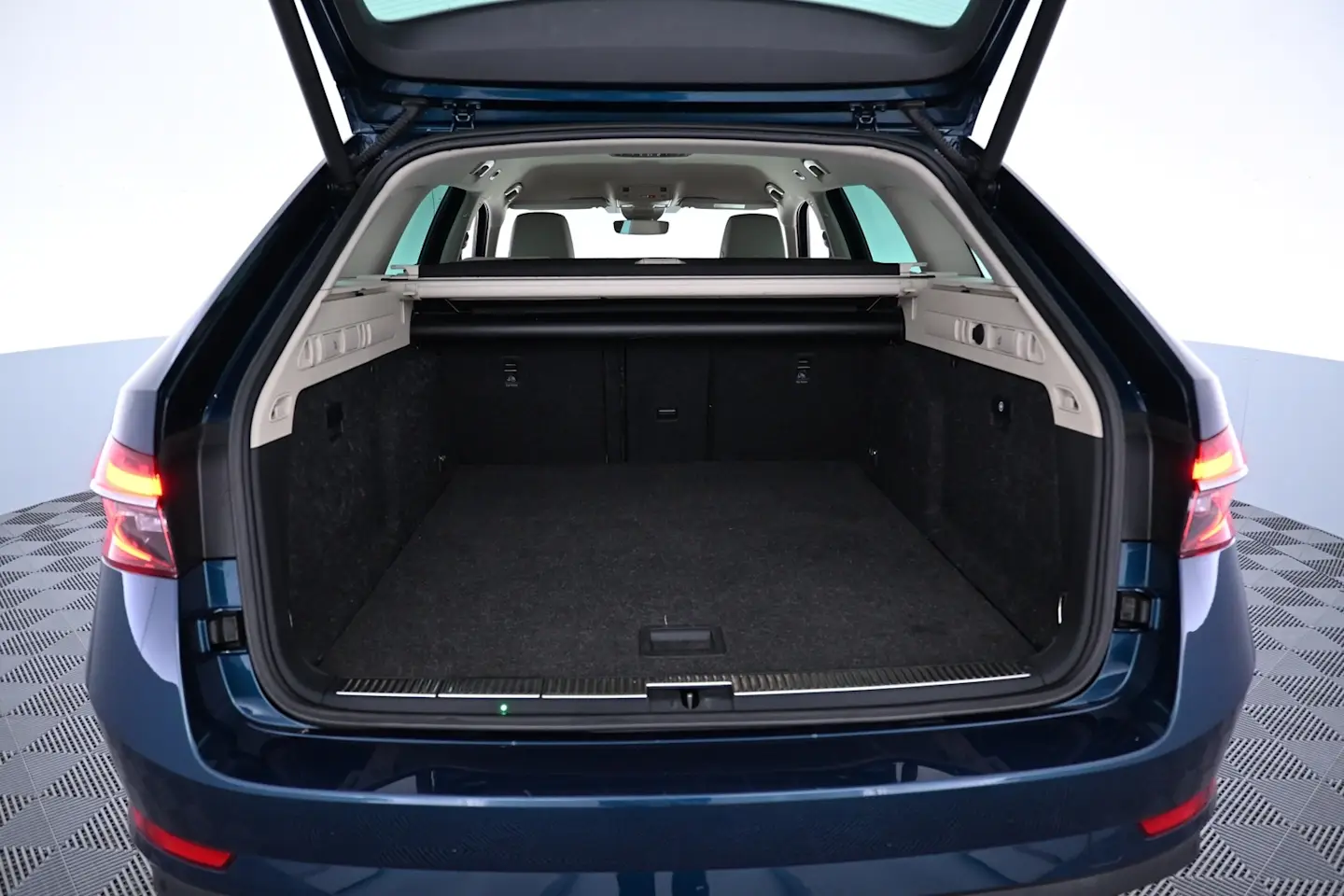 Car Image - 2sfBEFXzBDiBLKB4q5M40j