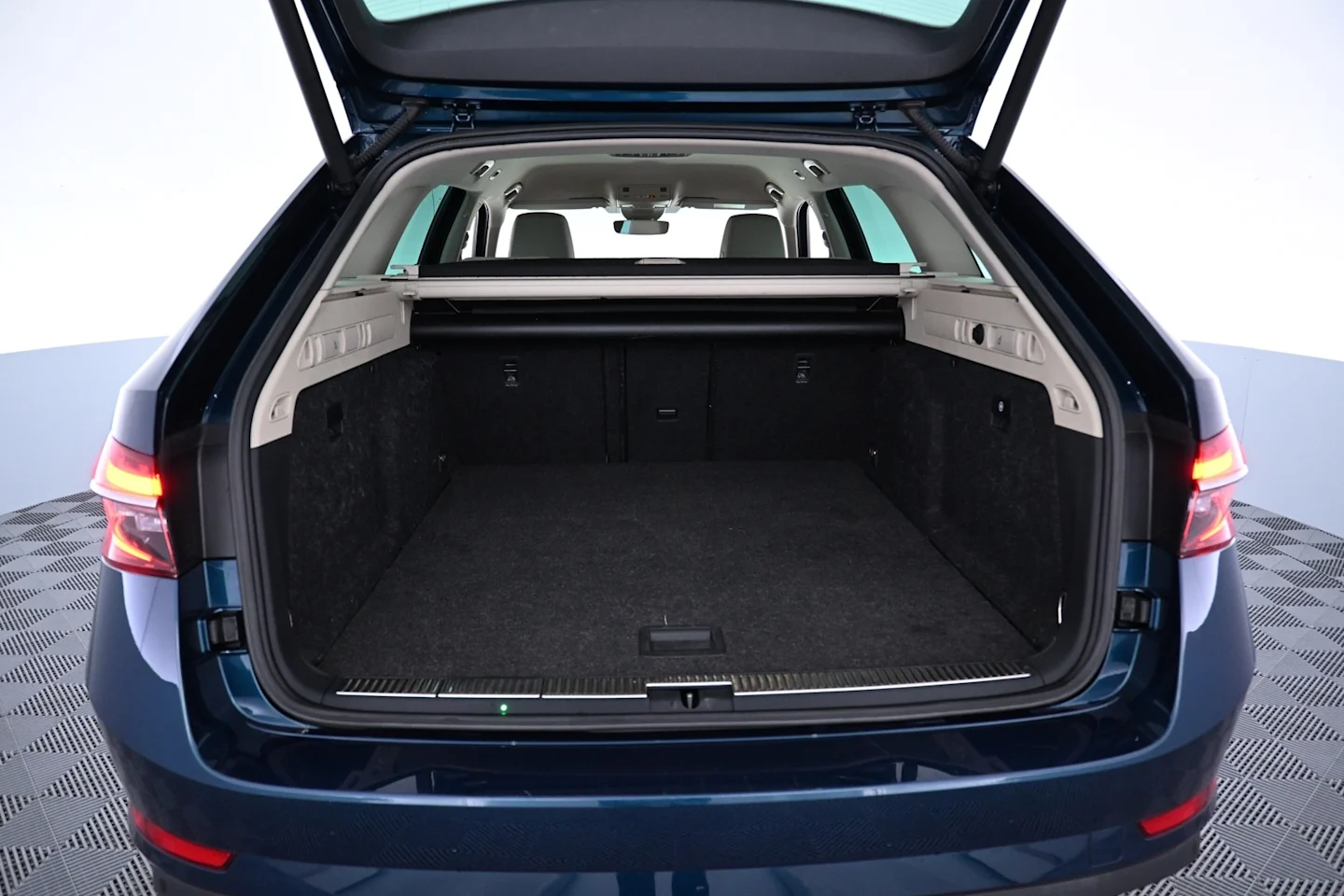 Car Image - 2sfBEFXzBDiBLKB4q5M40j