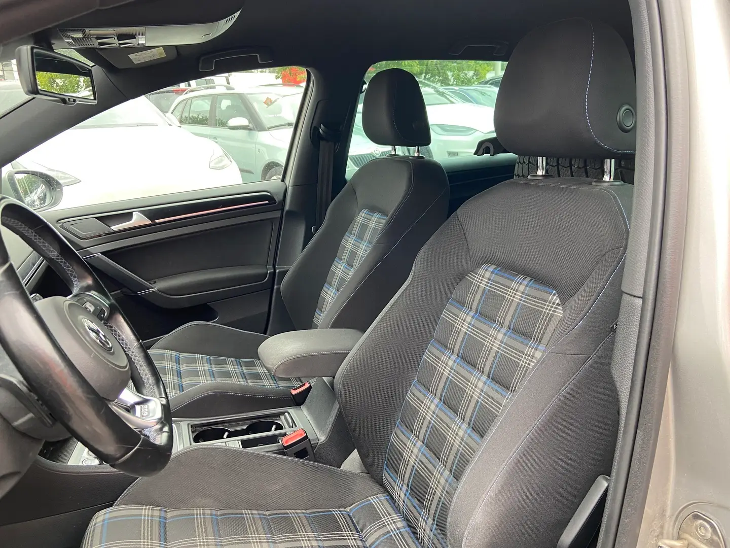 Car Image - 1MCi8MLAjJ0wYn1LfsVV1l